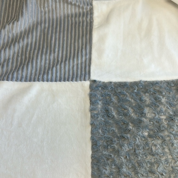 Textured velvety/velour baby  blanket - Picture 1 of 4